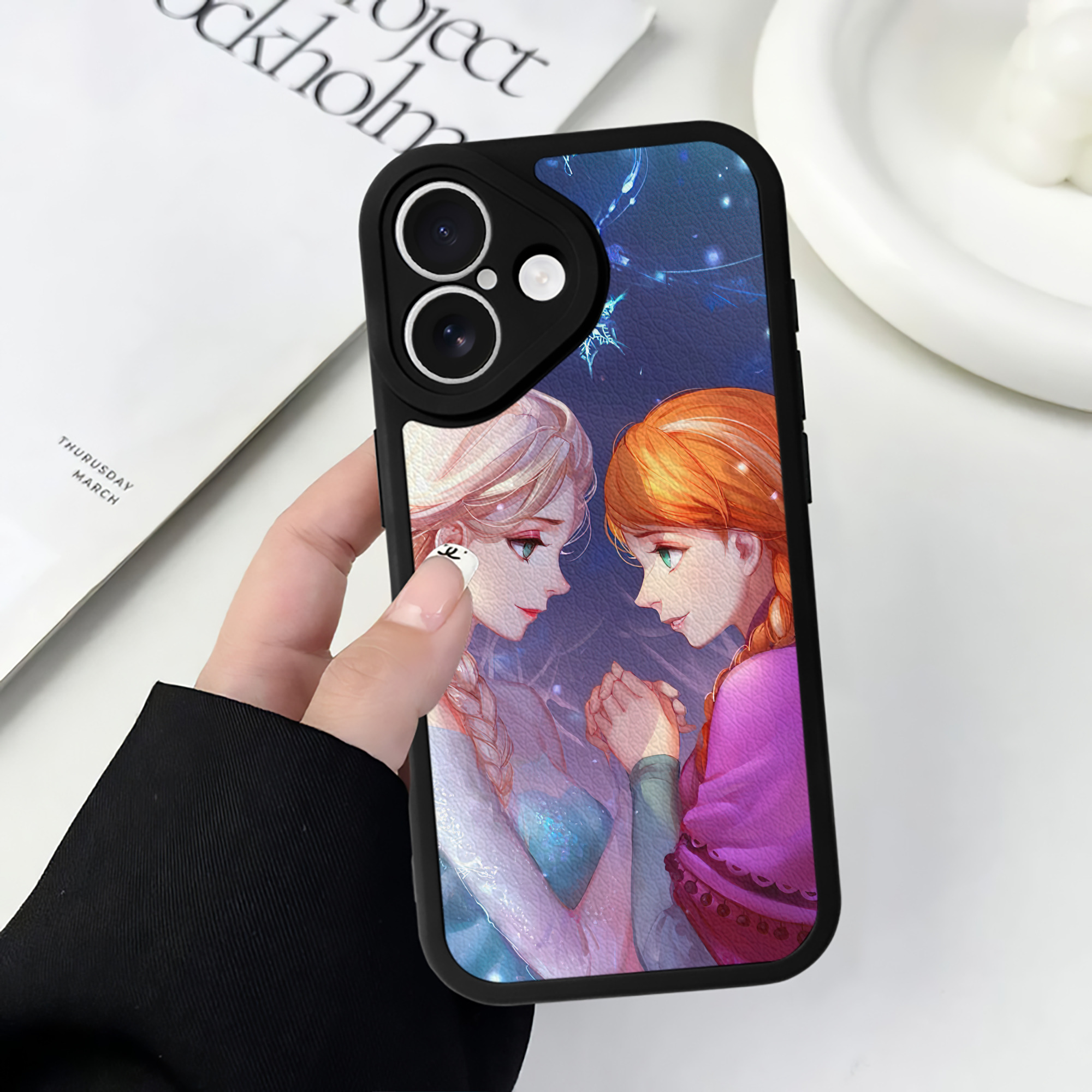 （画像用） アナと雪の女王 アンナ エルサ Frozen Anna Elsa 【iPhone 16シリーズ対応】シリコンスマホケース（レザー調） 材質：シリコン